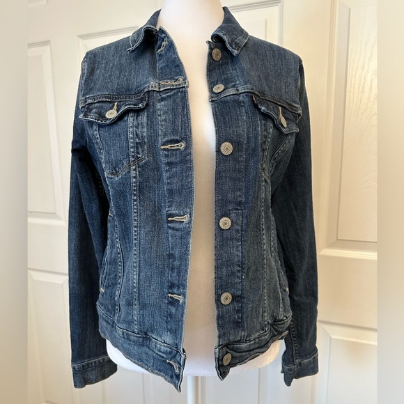 Levi's Jackets & Blazers - Levi’s Denim Jean Jacket Size M Super Cute!
